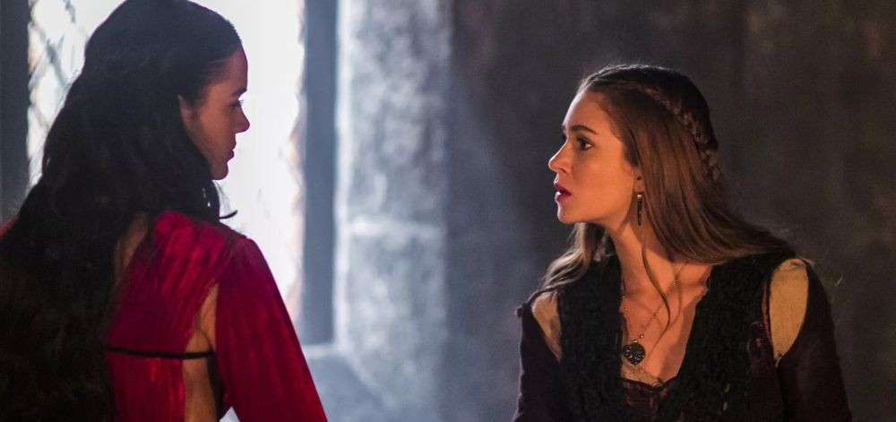 Marina Ruy Barbosa e Bruna Marquezine são aplaudidas de pé após porradaria feia  