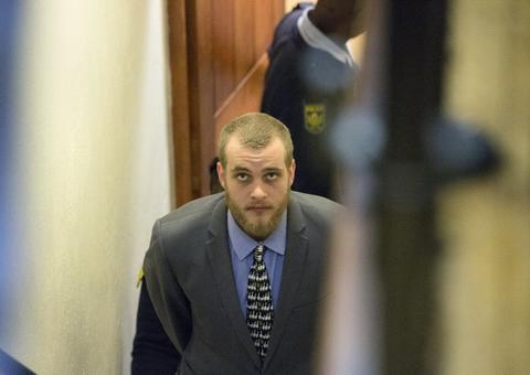 Jovem é condenado por matar pais e irmão a machadadas em mansão