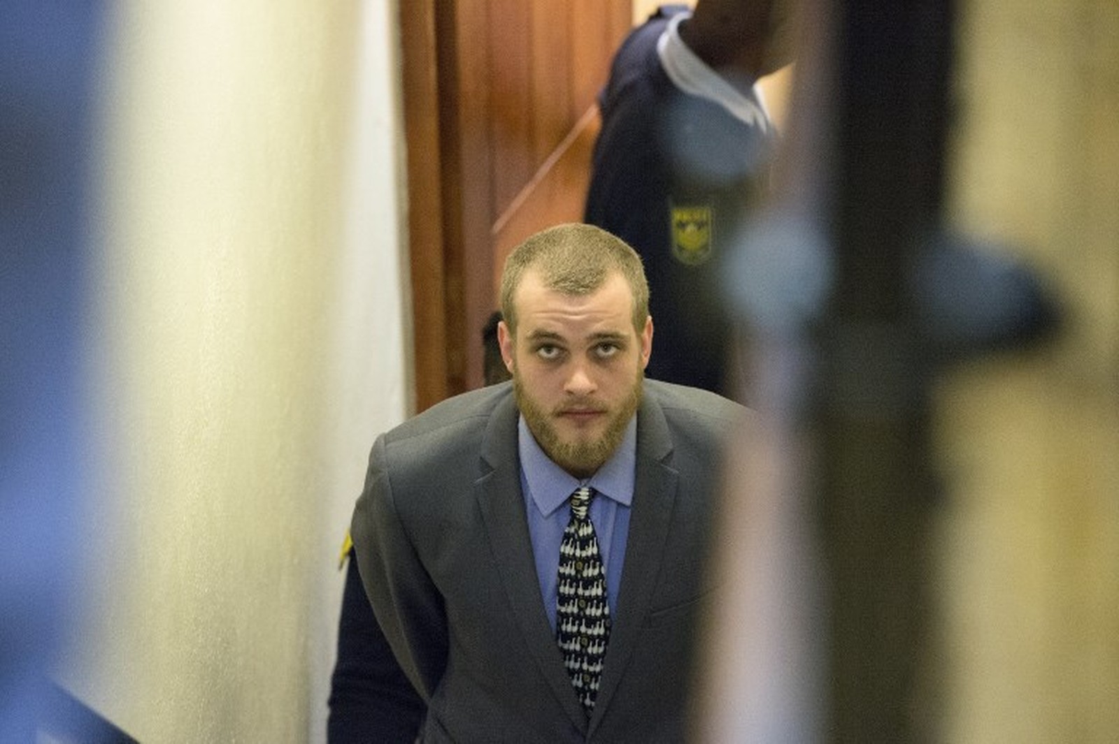 Jovem é condenado por matar pais e irmão a machadadas em mansão