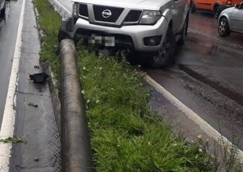 Sem controle, carro se choca e derruba poste em avenida de Manaus