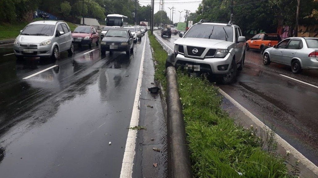 Sem controle, carro se choca e derruba poste em avenida de Manaus