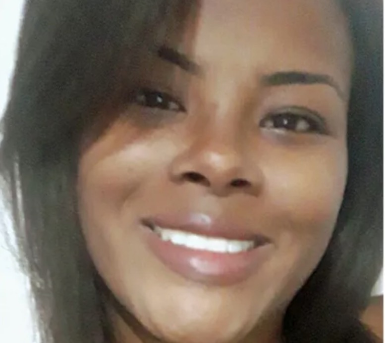 Mulher morre atingida por bala perdida durante almoço dentro de casa