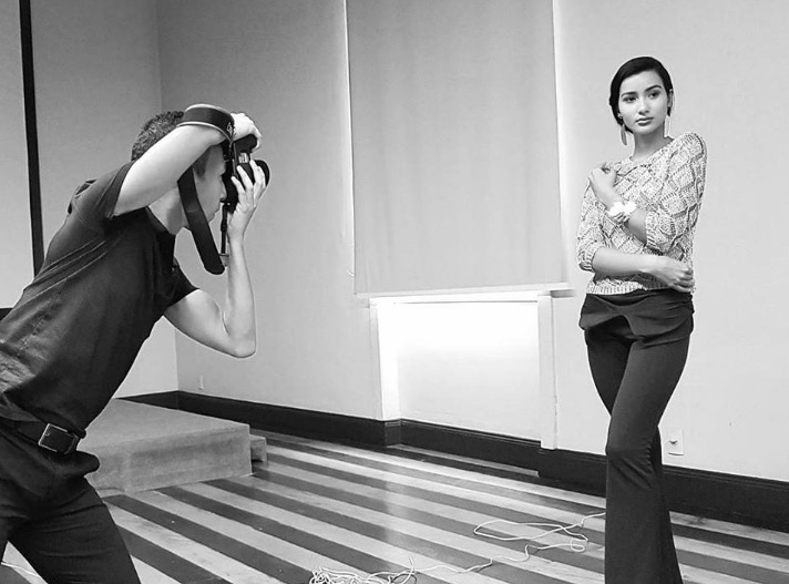 Fotógrafo oferece ensaio grátis para os solteiros no dia dos namorados 'Poxa Crush Me Nota'