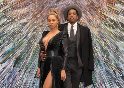 Prestes a completar 1 ano, gêmeos de Beyoncé surgem em foto postada pela avó