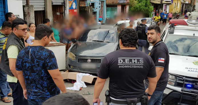 Criminosos descem de carro e executam adolescente a tiros em rua de Manaus