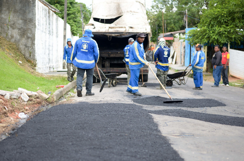 Ruas de três zonas de Manaus recebem melhorias com mutirões de tapa-buraco