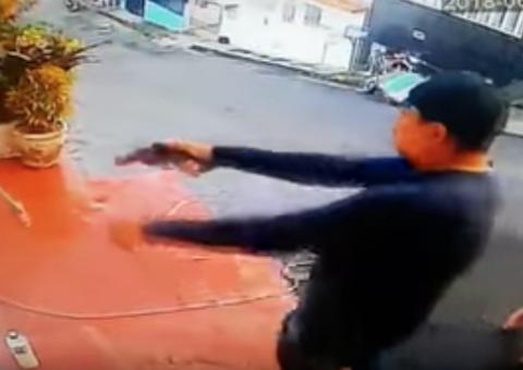 Câmeras flagram suspeitos roubando moto de trabalhador em Manaus