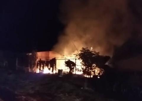 Briga entre facções acaba em tiroteio e duas casas incendiadas
