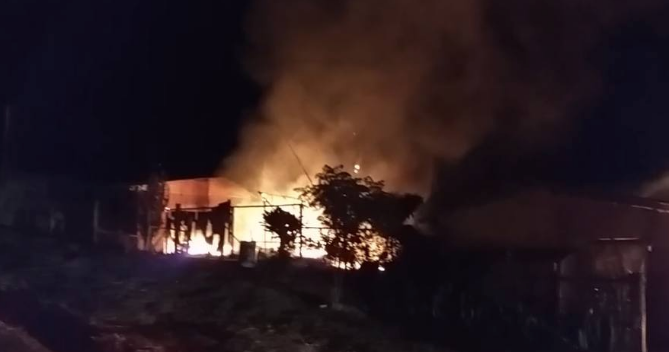 Briga entre facções acaba em tiroteio e duas casas incendiadas