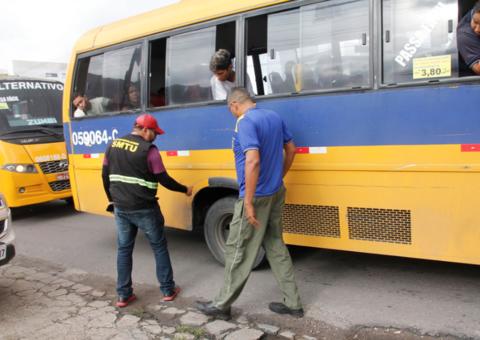 Microônibus do transporte alternativo são apreendidos durante blitz em Manaus