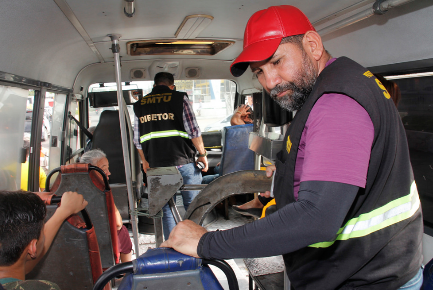 Microônibus do transporte alternativo são apreendidos durante blitz em Manaus