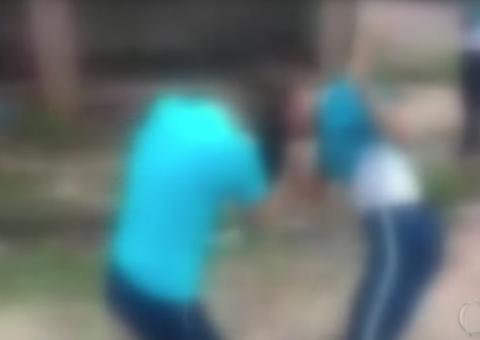 Mãe incentiva filha a espancar colega de escola e esfaqueia menina de 13 anos