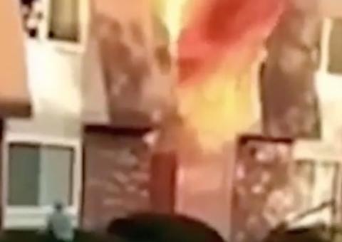 Mulher joga bebê da janela de prédio durante incêndio