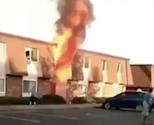 Mulher joga bebê da janela de prédio durante incêndio