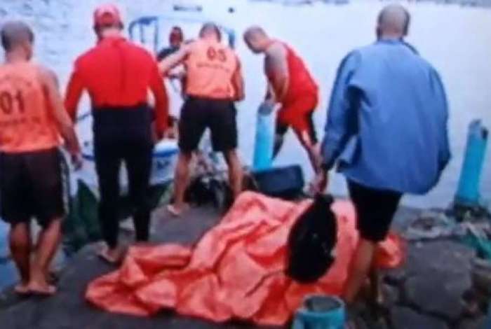 Quatro pessoas morrem e nove desaparecem após naufrágio na madrugada