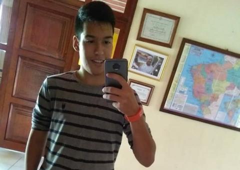 Estudante morre com choque de celular carregando em escola 