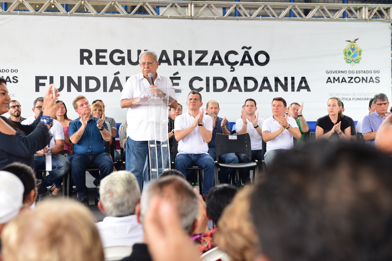 Governo entrega mais de 200 títulos definitivos para moradores da zona leste de Manaus