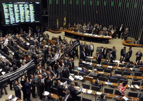 Câmara paga R$ 13,3 milhões para parlamentares não apertarem botão de elevador