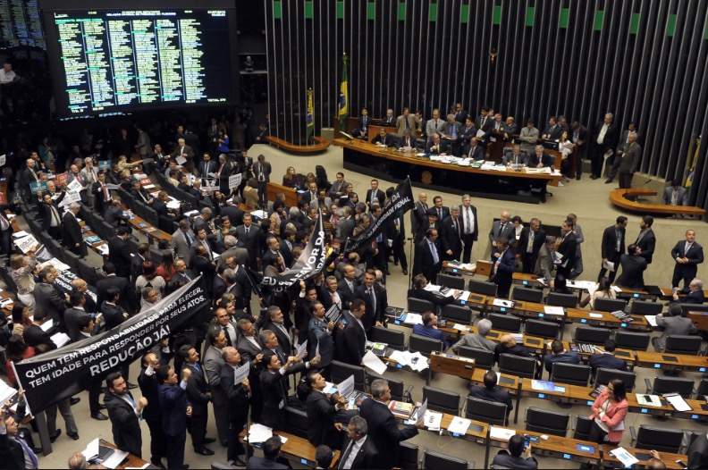 Câmara paga R$ 13,3 milhões para parlamentares não apertarem botão de elevador