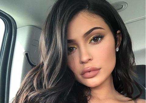Kylie Jenner exibe barriga sequinha 4 meses após dar à luz