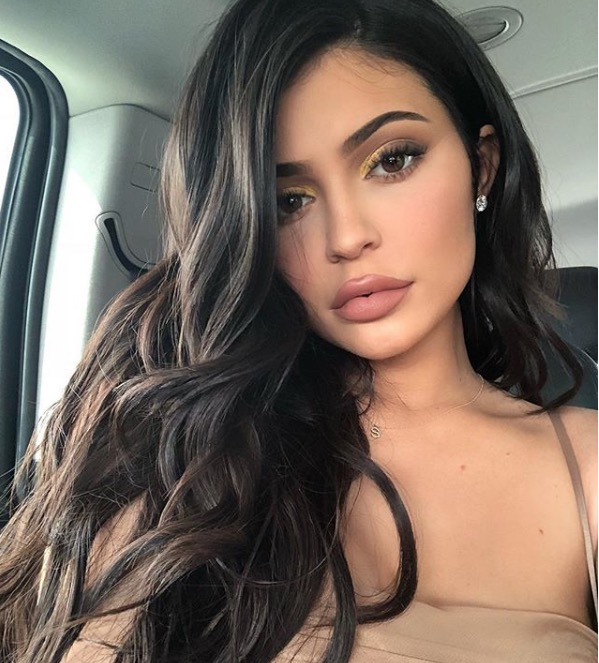Kylie Jenner exibe barriga sequinha 4 meses após dar à luz