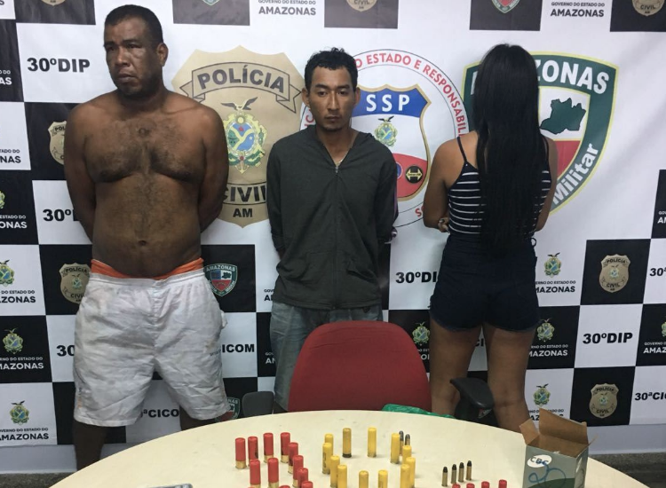 Dupla é presa e adolescente é apreendida com armas e drogas em Manaus