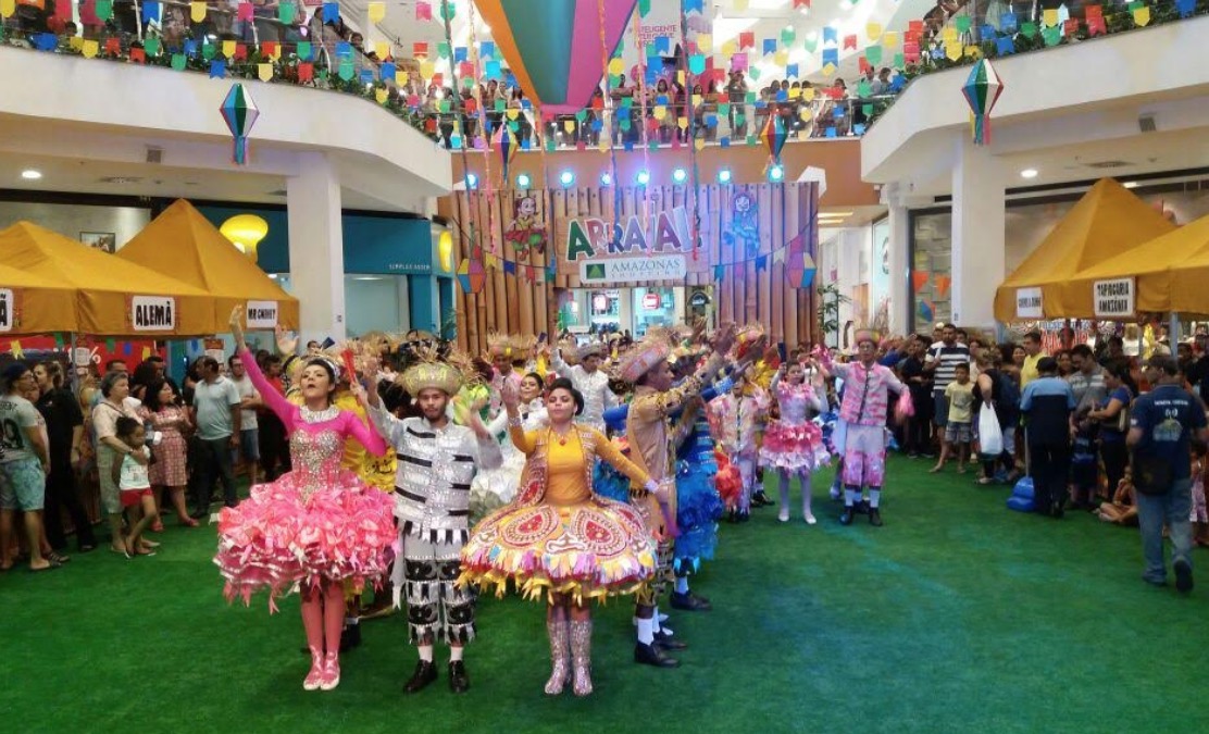 Shopping em Manaus tem arraial com danças, comidas e shows