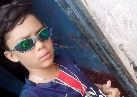 Criança de 11 anos é morta a tiros na frente da mãe 