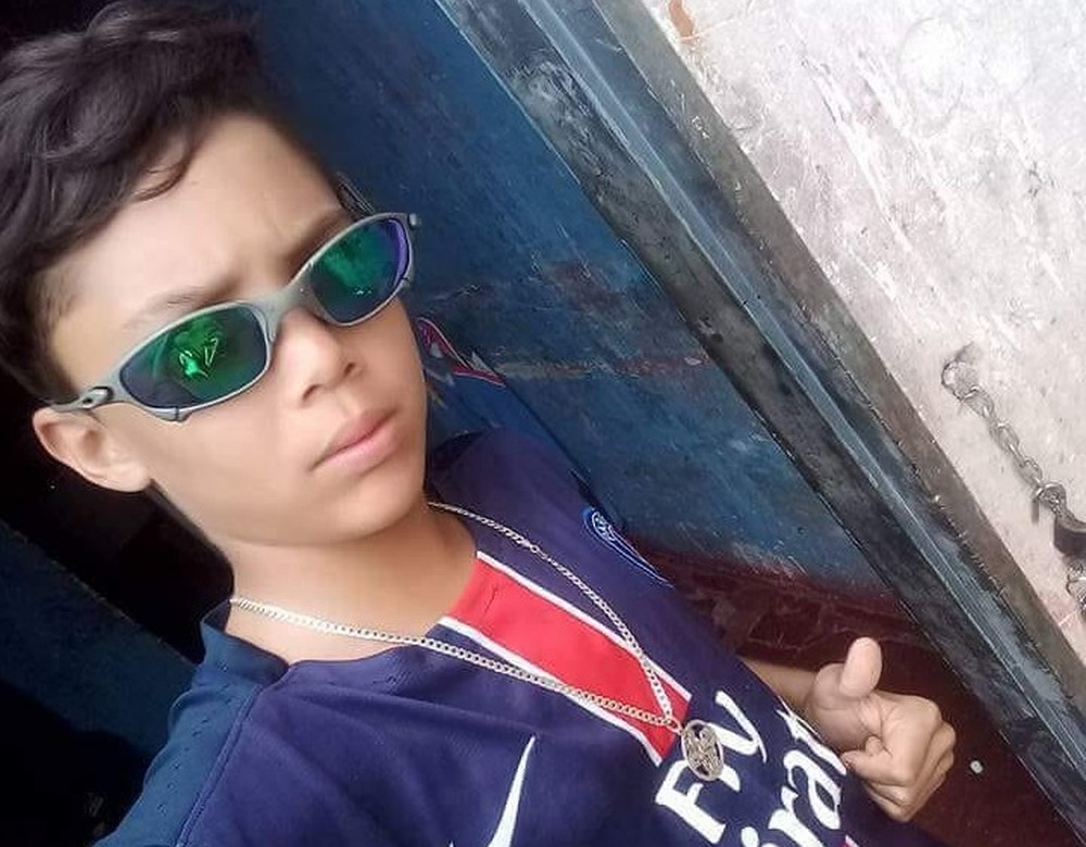 Criança de 11 anos é morta a tiros na frente da mãe 