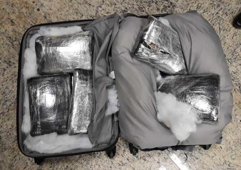 Mulher é presa tentando sair de Manaus com mala cheia de drogas em aeroporto