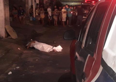 Homem é morto a tiros por motoqueiros misteriosos em rua de Manaus