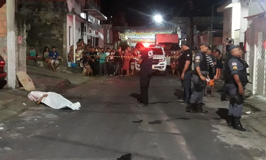 Homem é morto a tiros por motoqueiros misteriosos em rua de Manaus