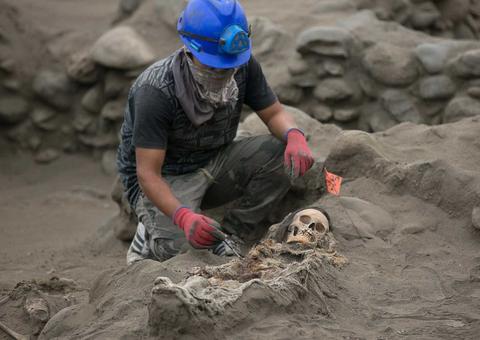 No Peru, ossadas de mais de 50 crianças são encontradas em terreno