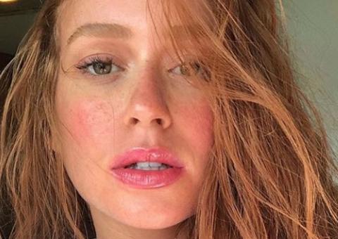 Só de top, Marina Ruy Barbosa mostra barriga sarada em dia de treino