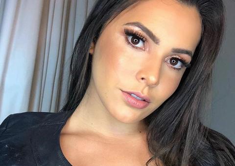 Ex-BBB Emilly sensualiza em festa com sutiã transparente 