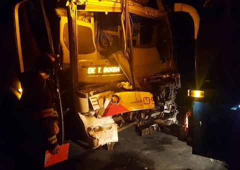 Acidente entre ônibus e caminhão deixa 16 feridos