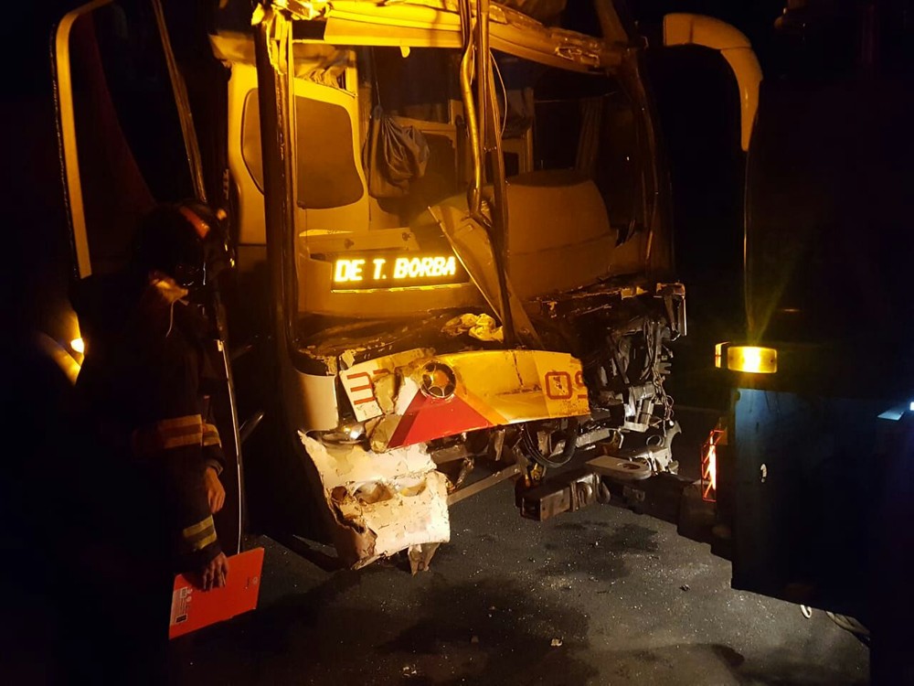Acidente entre ônibus e caminhão deixa 16 feridos