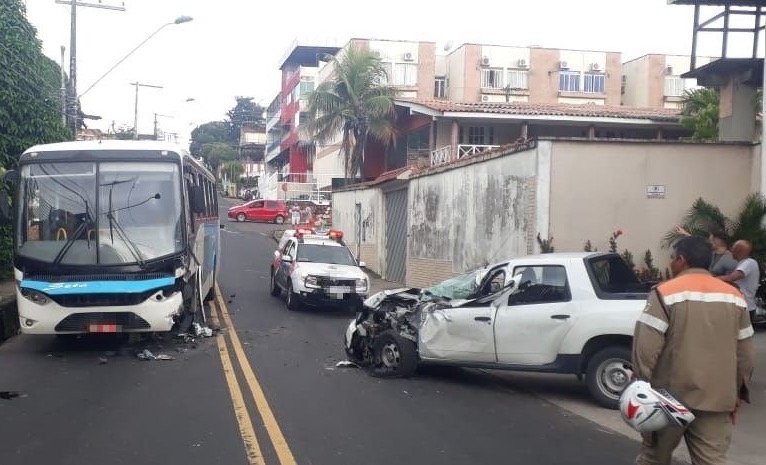 Motorista fica ferido durante acidente grave entre carro e ônibus em Manaus