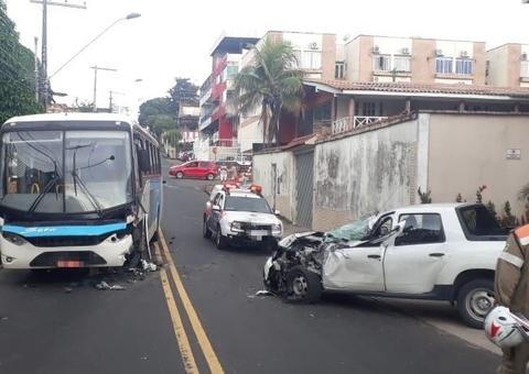 Motorista fica ferido durante acidente grave entre carro e ônibus em Manaus
