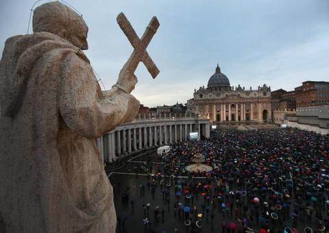 Vaticano diz que padre será processado por posse de pornografia infantil 