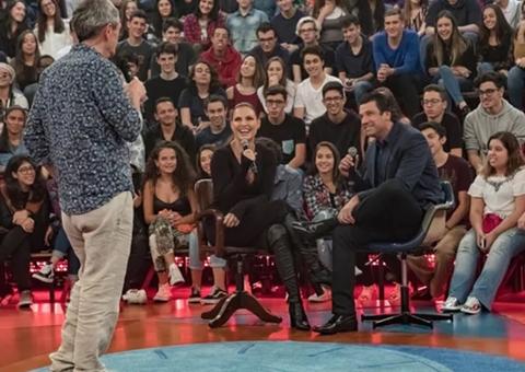 Sexóloga Laura Muller é surpreendida por namorado e ganha beijo de bonitão no ‘Altas Horas’