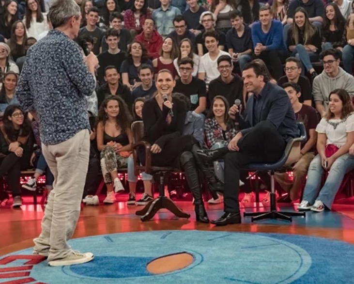 Sexóloga Laura Muller é surpreendida por namorado e ganha beijo de bonitão no ‘Altas Horas’