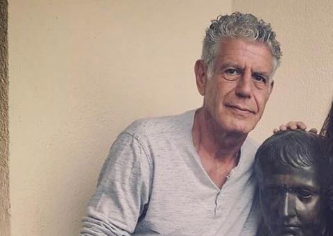 Chef Anthony Bourdain tomou vinho e estava sorridente antes de tirar a vida