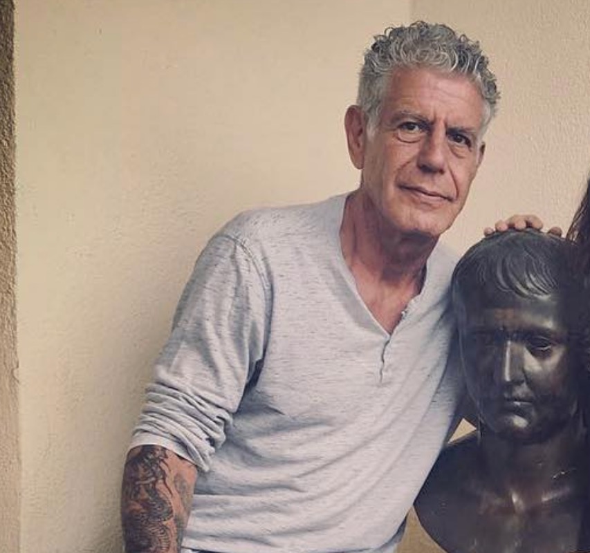 Chef Anthony Bourdain tomou vinho e estava sorridente antes de tirar a vida