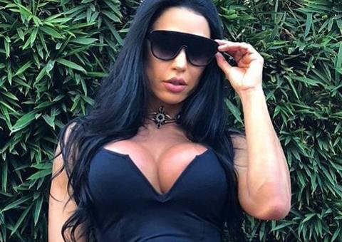 Com bumbum 'embalado a vácuo', Gracyanne Barbosa se agacha em aula de rebolado