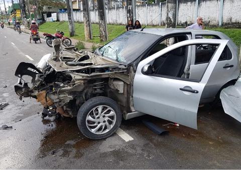 Carro em alta velocidade atropela e mata idoso em parada de ônibus de Manaus