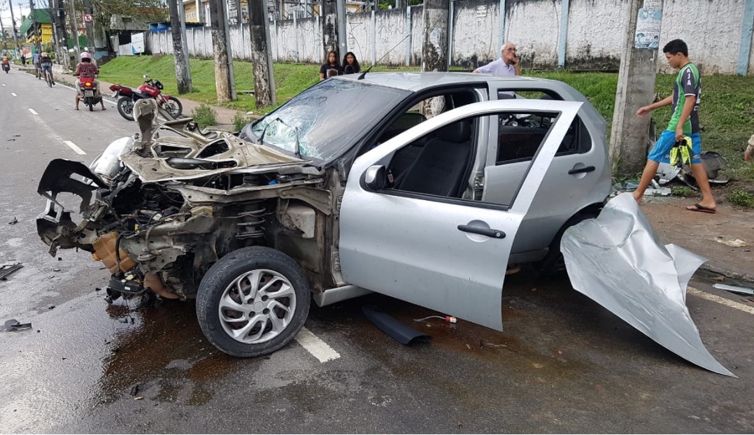 Carro em alta velocidade atropela e mata idoso em parada de ônibus de Manaus