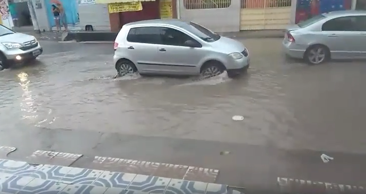 Forte chuva deixa rua alagada e dificulta passagem de carros em Manaus