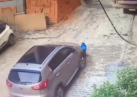 Mãe atropela filho de 3 anos e milagre acontece