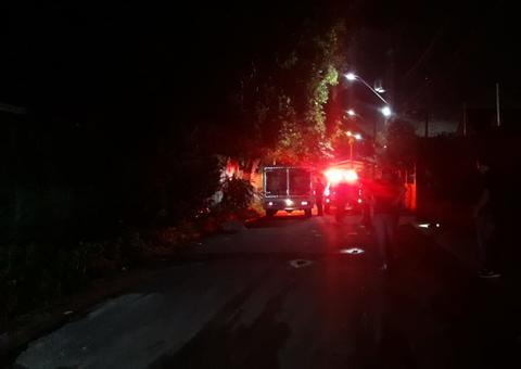 Corpo de homem enrolado em lençol é encontrado por moradores em Manaus